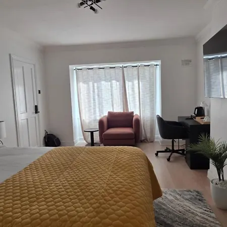 Maison d'hôtes Large Bedroom