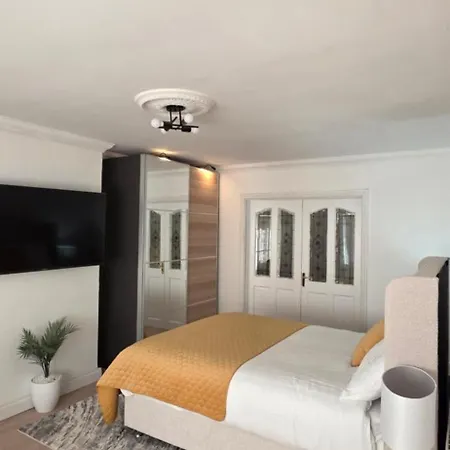 Large Bedroom Maison d'hôtes